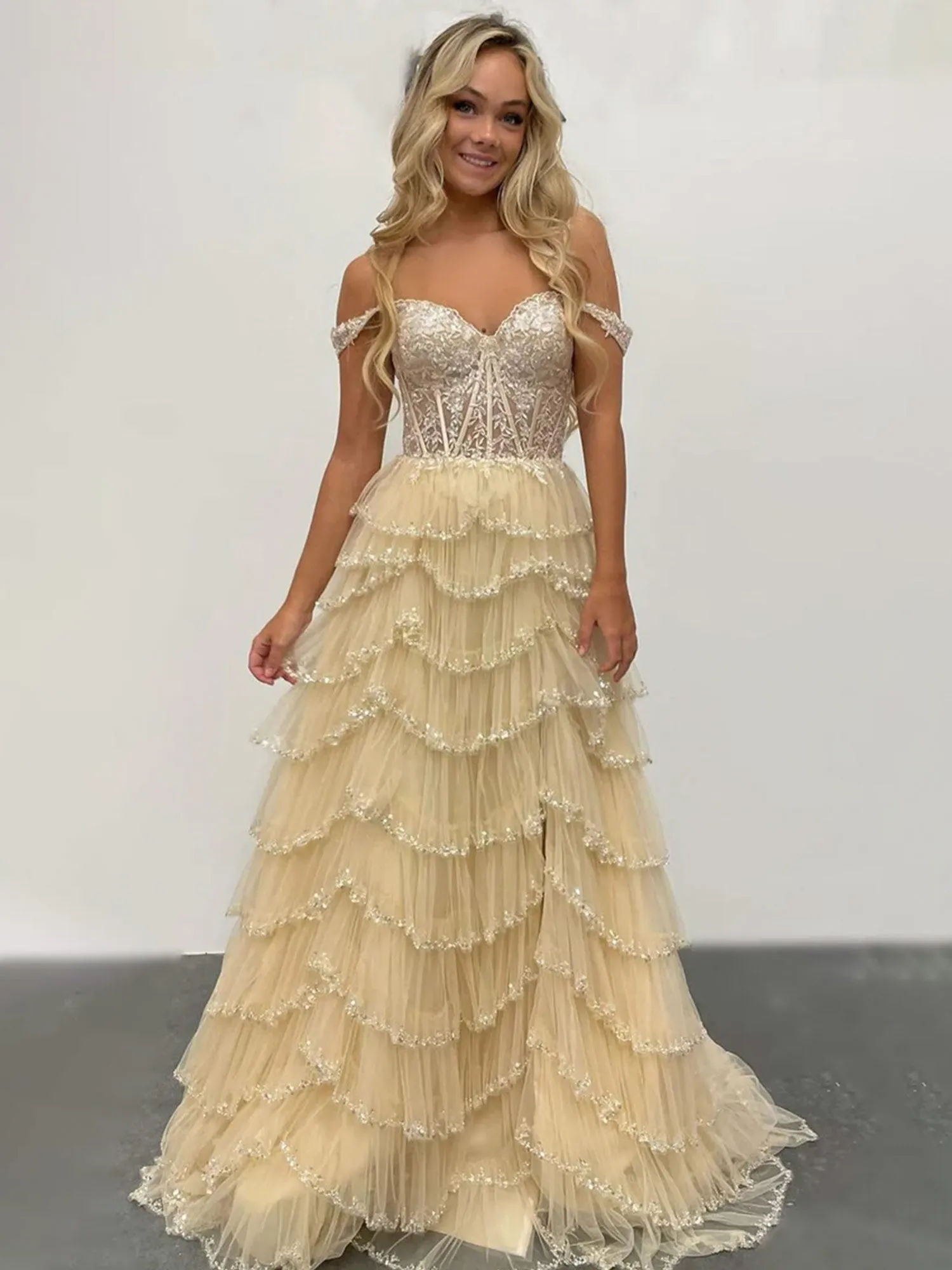 A-Line Sweetheart Champagne Tulle Prom Dresses with Appliques